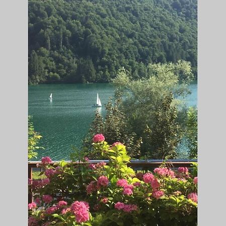 Casa A Schiera Fronte Lago Con Giardino Barcis Exterior photo
