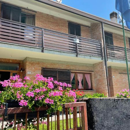Casa A Schiera Fronte Lago Con Giardino Barcis Exterior photo