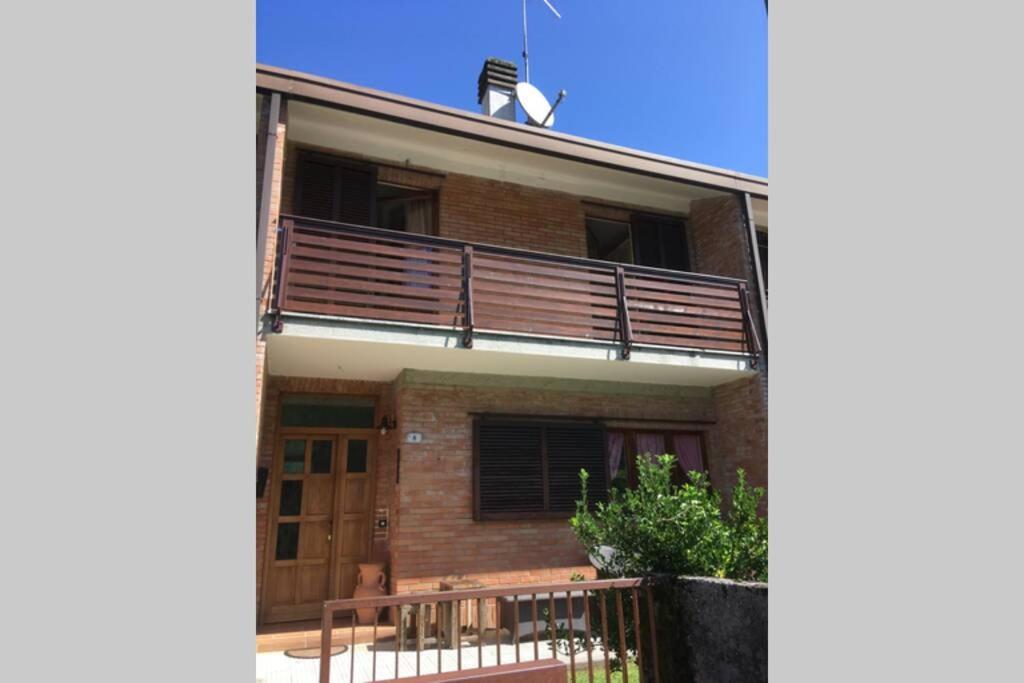 Casa A Schiera Fronte Lago Con Giardino Barcis Exterior photo