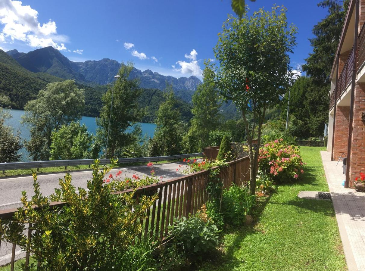 Casa A Schiera Fronte Lago Con Giardino Barcis Exterior photo